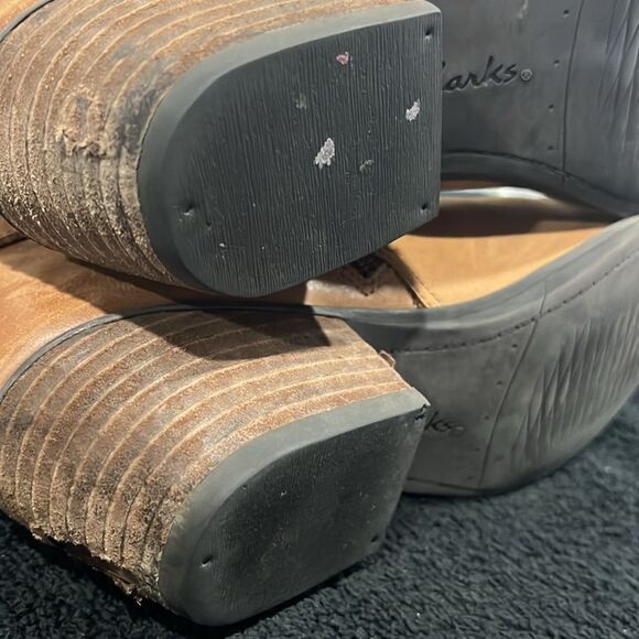 🔥 CLARKS Womens Tan Leather Double Buckle Side Zip Ankle Booties Sz 9.5M - Picture 10 of 16